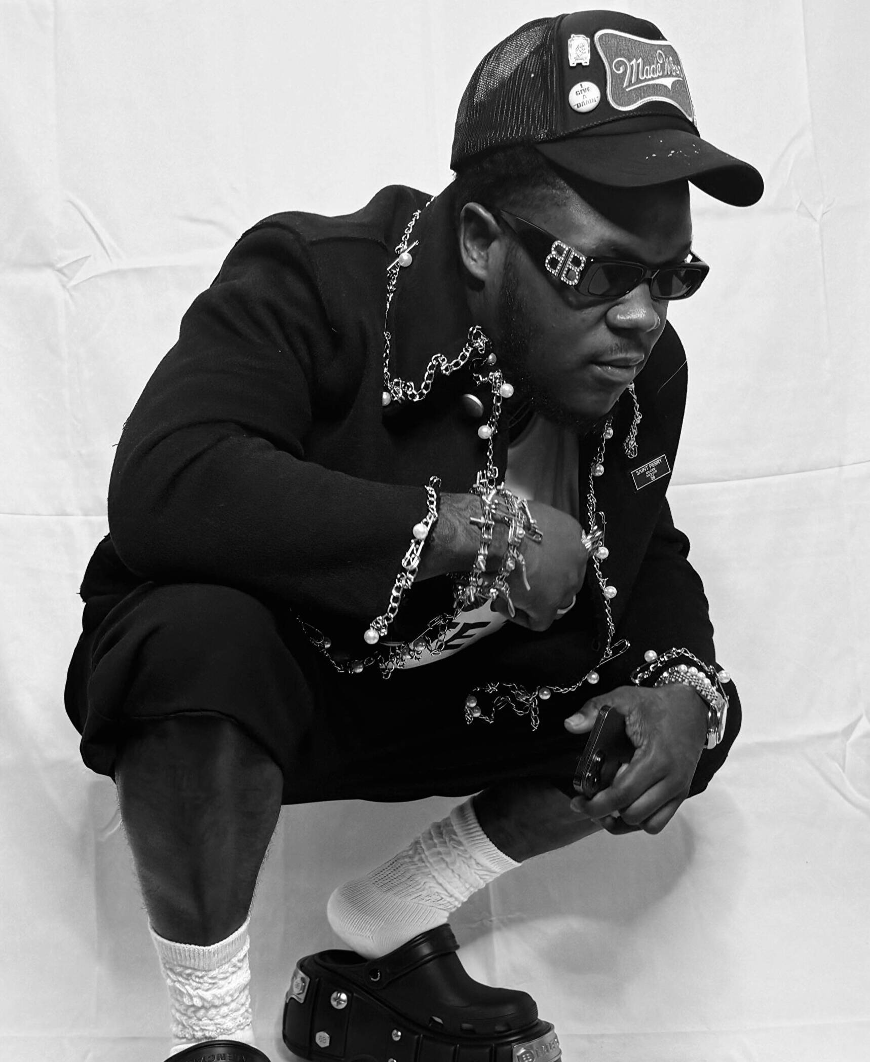 Artsy Akron Wedding with Tattoos, Vinyl Chargers, and Clay Cats, image size:1717x2096